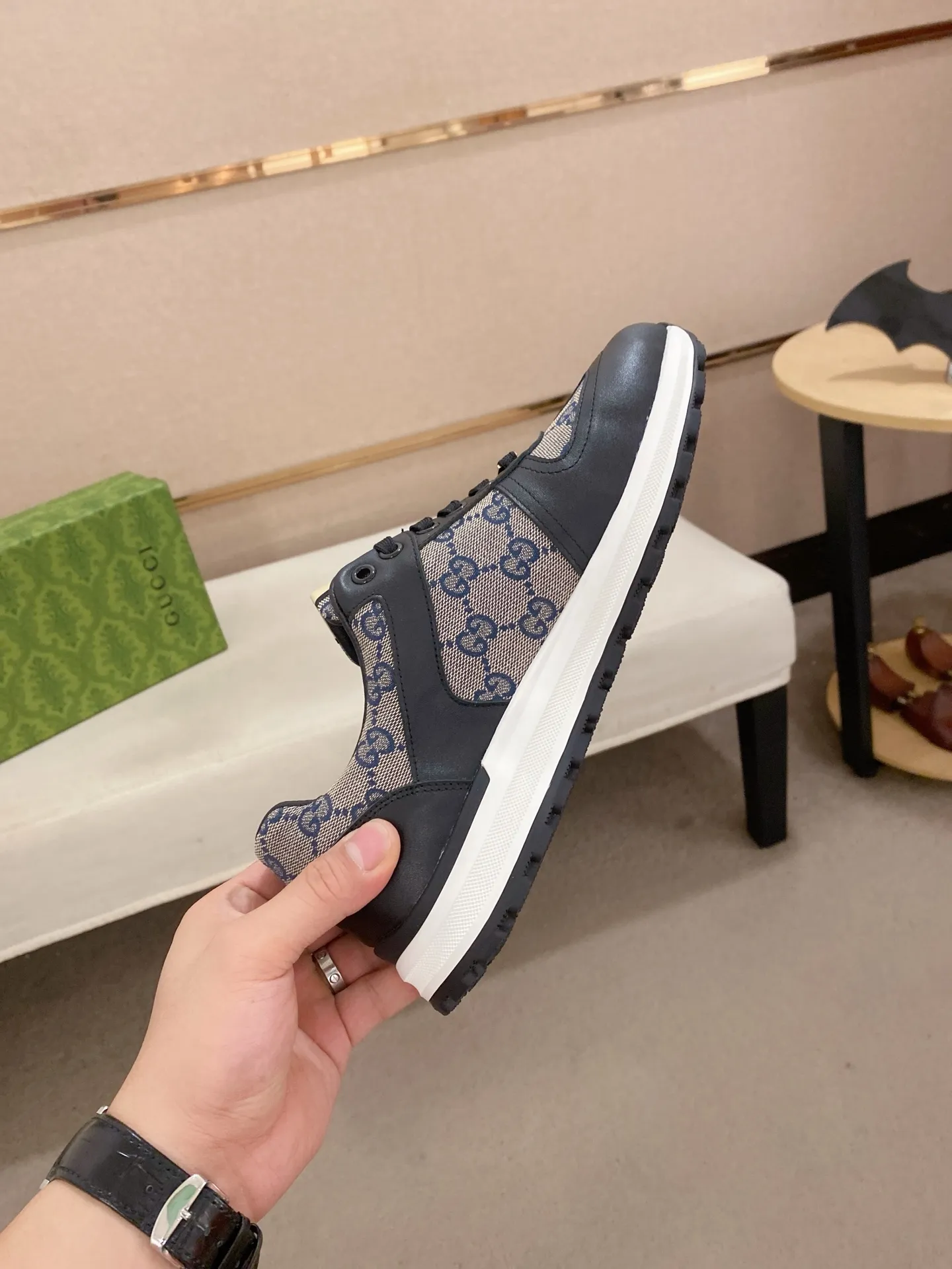 Men's clothing and shoes💰 400💰🇮🇹🇮🇹GUCCI (Gucci) top 🔍🔍 new models are on sale at the same time, the upper 🇮🇹 is imported Italian first-layer cowhide, the lining is fully imported sheepskin 💪💪, completely 1⃣️compared 1⃣️Reproduction🇮🇹💪💪, ⚠Sole: The original sole is specially provided by the original factory, the exclusive movable molded sole is super comfortable, ⚠Original factory follow-up goods, 🔍🔍high quality, you can enter and leave the counter at will, welcome to compare⚠. Code number: 38-44 (45 is custom-made and cannot be returned or exchanged)